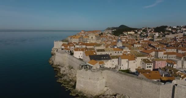 歴史的なヨーロッパの要塞の壁と海岸の上の空中5Kドローン 旧市街の建物 クロアチア — ストック動画