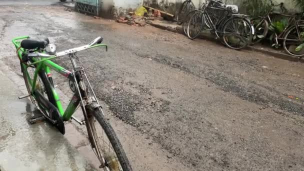 Närbild Skott Cykel Parkerad Regnig Morgon Kolkata Västbengalen — Stockvideo