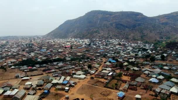 アブジャ郊外のクブワ村周辺 空中視差ビュー — ストック動画