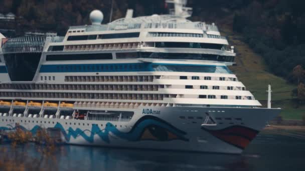 Aidamar Crucero Clase Sphinx Amarrado Pequeño Puerto Geiranger Desplazamiento Inclinación — Vídeo de stock