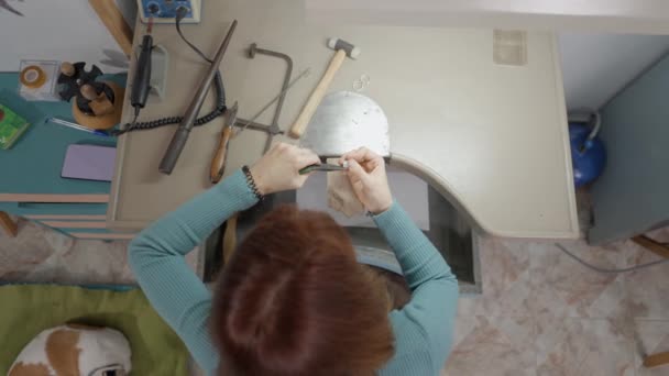 Overhead Girato Una Donna Artistica Sul Suo Tavolo Lavoro Creazione — Video Stock