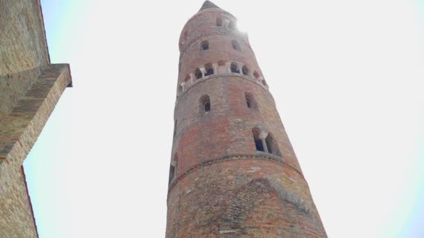 Inclinado Hacia Arriba Tiro Una Gran Torre Piedra Antigua Cilíndrica — Vídeos de Stock