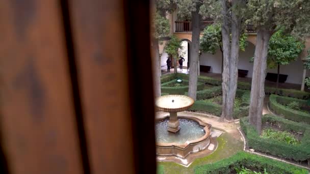 Movimento Lento Deslizante Revelar Fonte Água Dentro Jardim Pátio — Vídeo de Stock