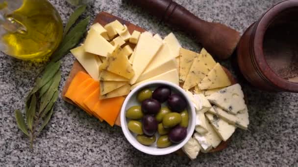 Draufsicht Auf Verschiedene Käsesorten Mit Grünen Und Schwarzen Oliven Umlaufbahn — Stockvideo