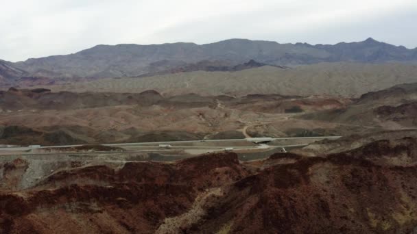 Vista Aérea Autopista Medio Del Desierto Las Montañas Kingman Nublado — Vídeos de Stock