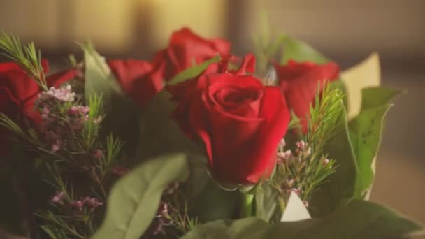 Όμορφο Μπουκέτο Από Κόκκινα Τριαντάφυλλα Περιστροφή Κοντά — Αρχείο Βίντεο
