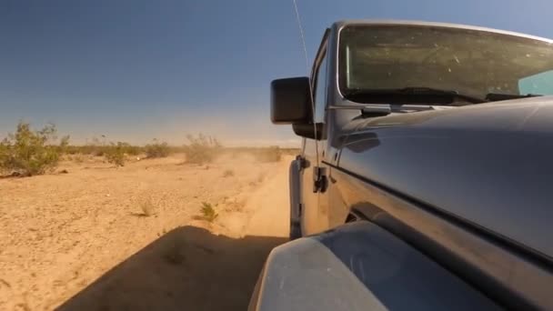 Novo Veículo Road Brilhante Dirigindo Através Poeira Sujeira Deserto Mojave — Vídeo de Stock