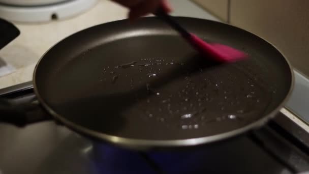 Person Bürsten Auf Kleine Heiße Pfanne Mit Silikonbürste Nahaufnahme — Stockvideo