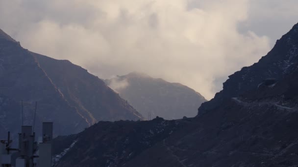 Himalayalar Bulutlarla Kaplı Nefes Kesici Manzarası Gimbal — Stok video