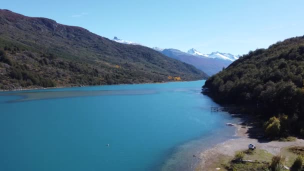 俯瞰令人难忘的清澈的贝克河 智利巴塔哥尼亚绿松石水鸟瞰 — 图库视频影像