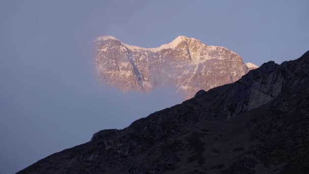 Gimbal Záběr Vrchol Himálaje Mraky Při Západu Slunce — Stock video