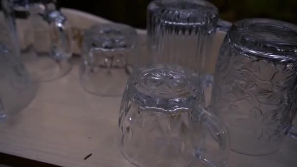 Παρασκευασμένο Τραπέζι Ποτήρια Και Ποτήρια Για Γαμήλια Τελετή Ρουστίκ Εμφάνιση — Αρχείο Βίντεο