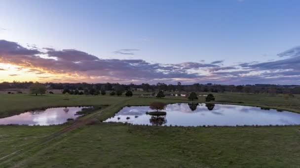 Pôr Sol Sobrevoo Hiperlapso Belo Lago Terras Agrícolas Sul Nsw — Vídeo de Stock