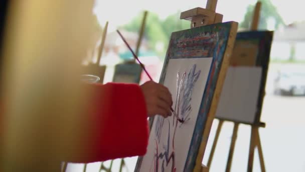 Mujer Irreconocible Pintando Arte Sobre Lienzo Estudio Arte — Vídeo de stock