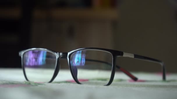 床上的眼镜4K — 图库视频影像