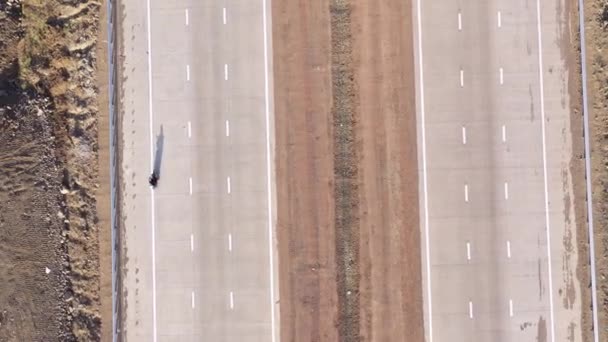 摩托车在新的三车道高速公路上行驶 路旁有管道挖掘 空中升空 — 图库视频影像