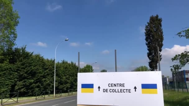 Tilt Shot Banner Indicating Direction Aid Centre Ukrainian Refugees Daytime — Vídeos de Stock