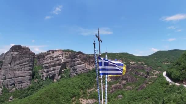Греческий Флаг Машущий Мистической Среде Метеоры Монастырь Варлаам Заднем Плане — стоковое видео
