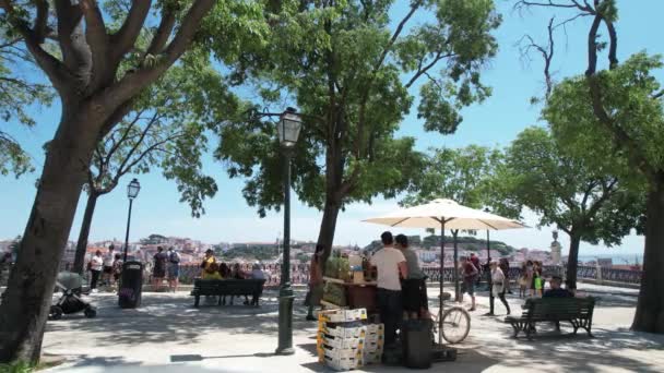 포르투갈 리스본의 거리에 파인애플 주스가게 페드로데알 칸타라 바라본 — 비디오