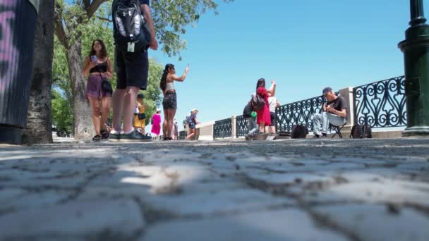 Mensen Alcantara Uitkijkpunt Genieten Van Het Uitzicht Straatzanger Die Gitaar — Stockvideo