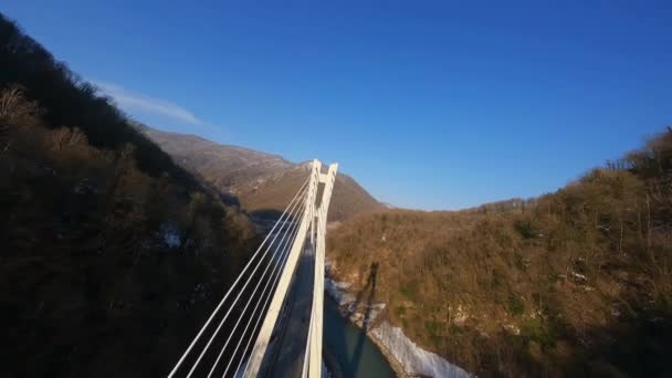 Flyger Över Bron Följer Svart Bil Vägen Hög Hastighet — Stockvideo