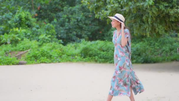Eine Junge Attraktive Frau Fließendem Sonnenkleid Und Sonnenhut Schreitet Strand — Stockvideo