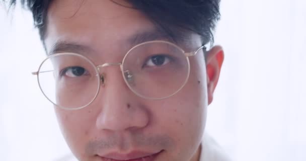 Detail Portrét Atraktivní Mladý Hipster Muž Nosí Brýle Smíchem Šťastný — Stock video