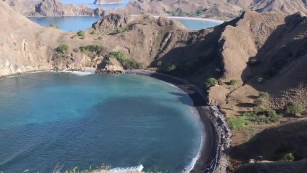 コモド島 フローレス島 インドネシアのパダール島の上からの波で美しい海岸線の景色 プラウ パダール — ストック動画