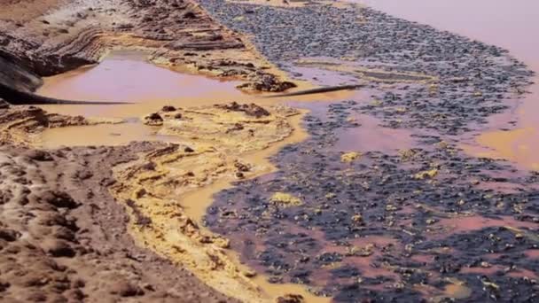 与水和沙子混合的石油场地附近的原油和废物 — 图库视频影像