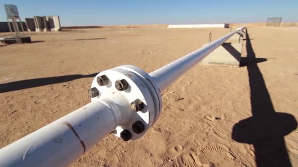 Tubulação Óleo Bruto Deserto Com Pequeno Dia Panela — Vídeo de Stock