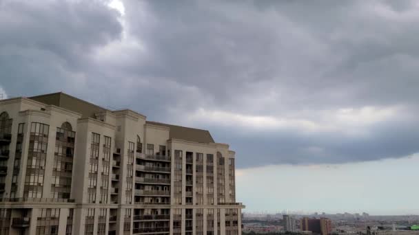 Dramático Cielo Tormentoso Sobre Distrito Residencial Ciudad Moderna — Vídeo de stock