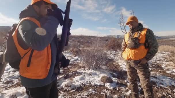 Two Hunters Discuss Strategies Deer Hunting Winter Outdoor Activities — Video Stock