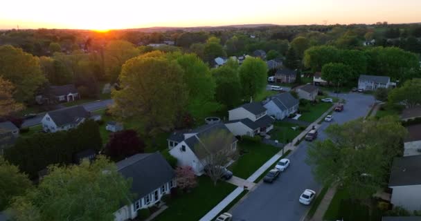 Toma Aérea Cinematográfica Del Vecindario Americano Ciudad Los Suburbios Durante — Vídeo de stock