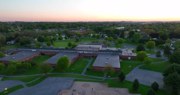 Öffentliches Schulgebäude Den Usa Bei Sonnenuntergang Luftaufnahme Abend — Stockvideo