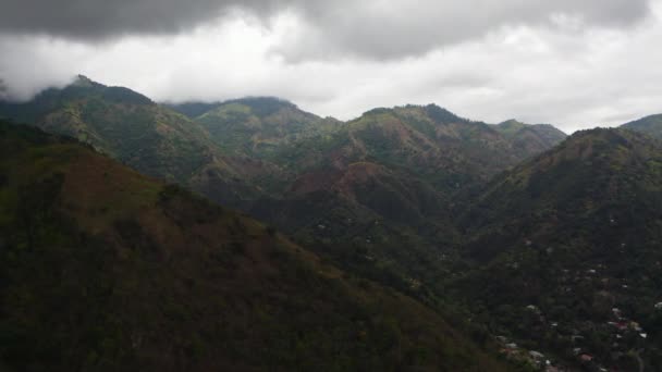牙买加有雨云的无人机轨道正上方的山脉 — 图库视频影像