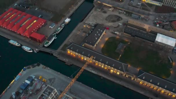 Yorumlama Vinçlerinin Binaların Kopenhag Daki Akıntıların Üzerinde Çekim Yapıyor 60Fps — Stok video