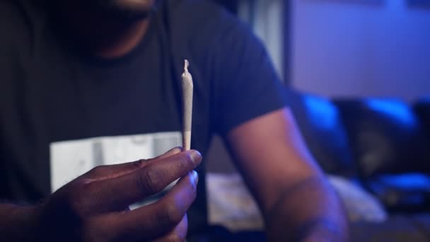 Afro Amerikaanse Zwarte Man Die Een Marihuana Cannabisjoint Vasthoudt Voordat — Stockvideo
