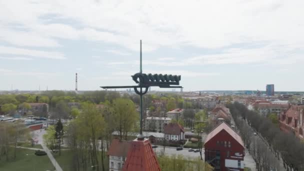 Bahnhof Turm Blitzableiter Mit Pferdeelementen Dekoriert — Stockvideo