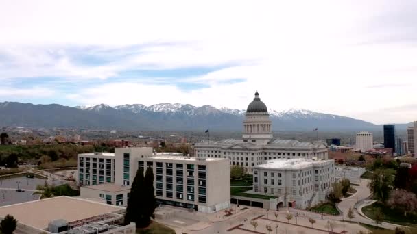 位于盐湖城的犹他州国会山无人驾驶飞机近距离飞越 — 图库视频影像