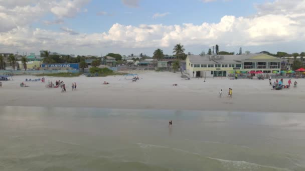 People Walking Beach Fort Myers Florida Drone Perspective — ストック動画