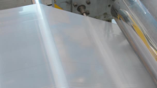 在铸造膜和板材挤压机中 从热压模中取出光滑的表面塑料膜片 塑料板生产过程的闭合 — 图库视频影像