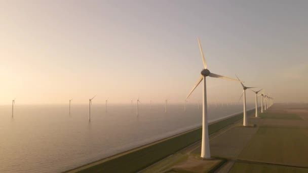 Luchtverplaatsing Windmolenlandschap Prachtig Zonlicht Windturbines Langs Kust — Stockvideo