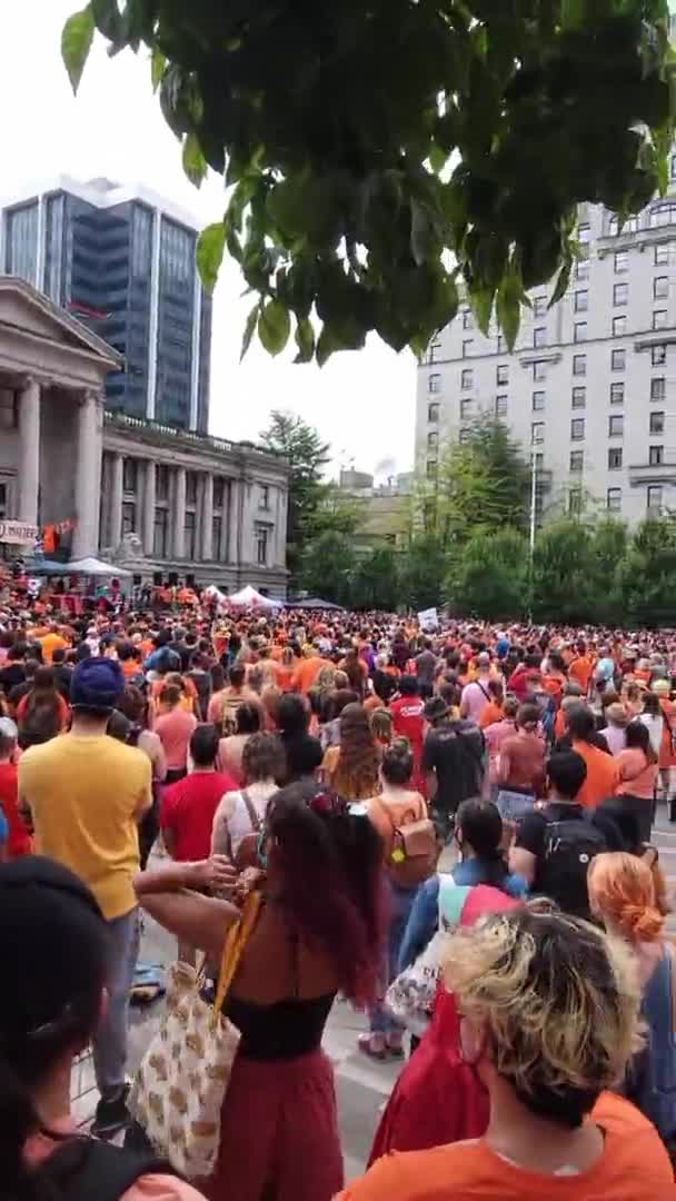 Foto Vertical Panorámica Miles Manifestantes Con Camisas Naranjas Durante Mitin — Vídeos de Stock