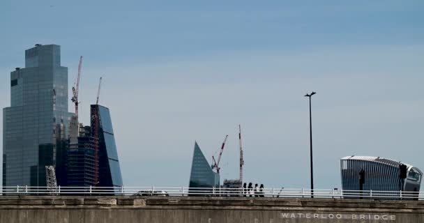 Aquellos Que Cruzan Waterloo Bridge Londres Reino Unido — Vídeos de Stock