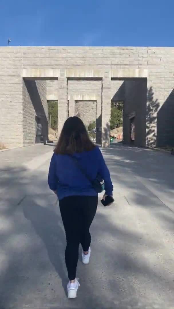 Menina Caminhando Mount Rusmore Dakota Sul — Vídeo de Stock