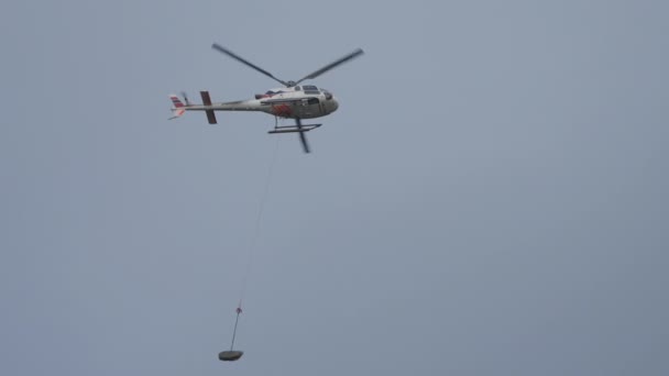 Helicóptero Carga Pesada Transporta Piedras Para Construcción Ruta Senderismo Cámara — Vídeo de stock