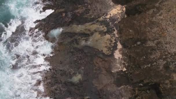 Kayalık Sahil Kayalıklarında Ilerleyen Dalgaların Yukarıdan Görünüşü — Stok video