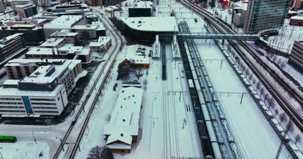 Luftaufnahme Eines Zuges Der Den Bahnhof Jyvaskyla Verlässt Winterabend Finnland — Stockvideo