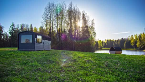 Hermoso Timelapse Plano Paisaje Primavera Con Cabina Madera Barril Sauna — Vídeo de stock