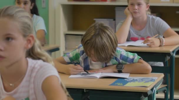 Ung Dreng Tegning Klasseværelset Mens Resten Klassen Opmærksomme Bred – Stock-video